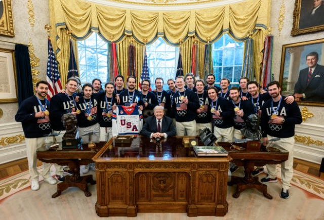 "Я її не віддам". Трамп приміряв олімпійську медаль під час візиту збірної США до Білого дому